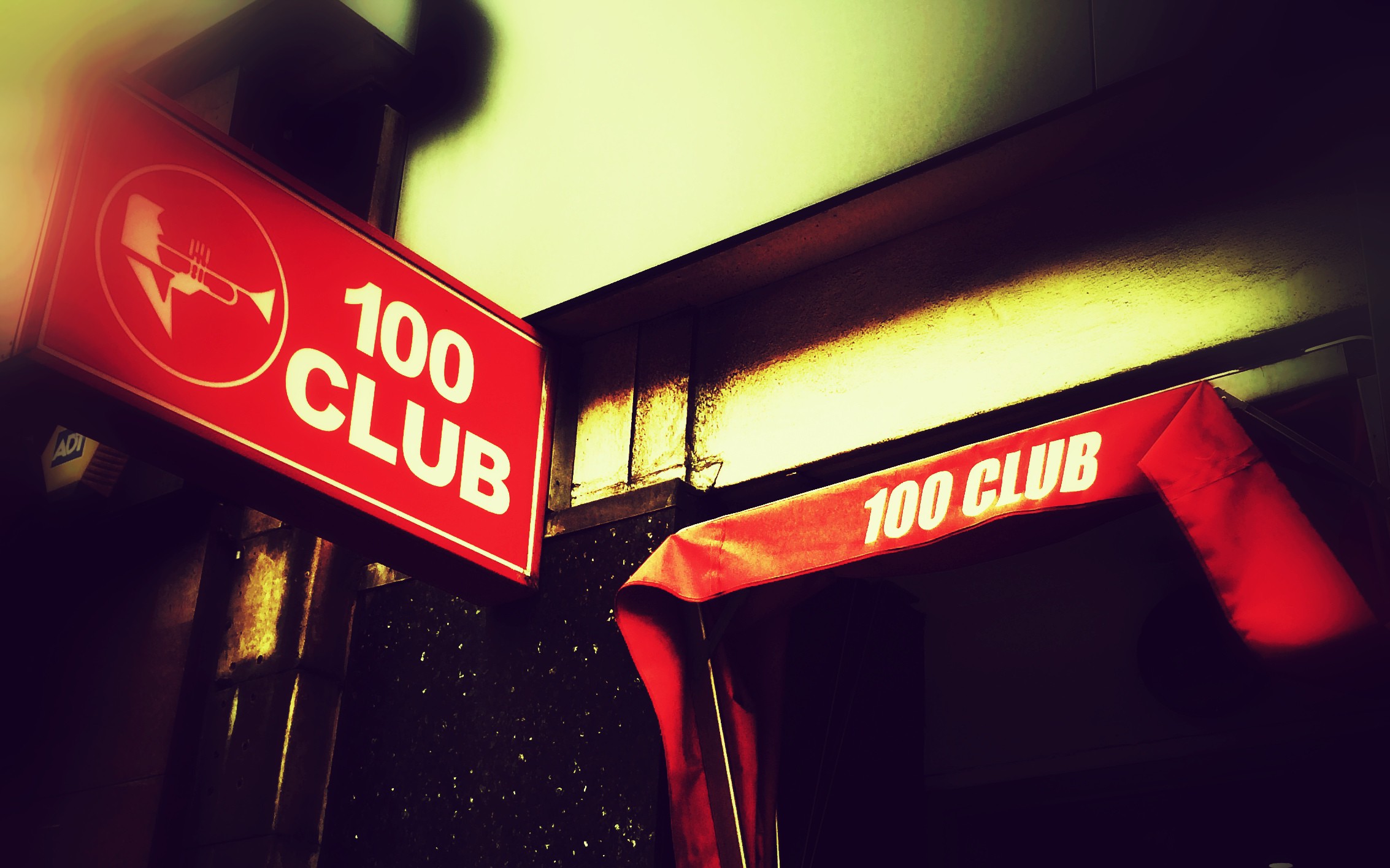 Клуб 100 книга. Club 100. Клуб 100 Лондон. Клуб 100 Телеканалы. Лондон клуб улица день.